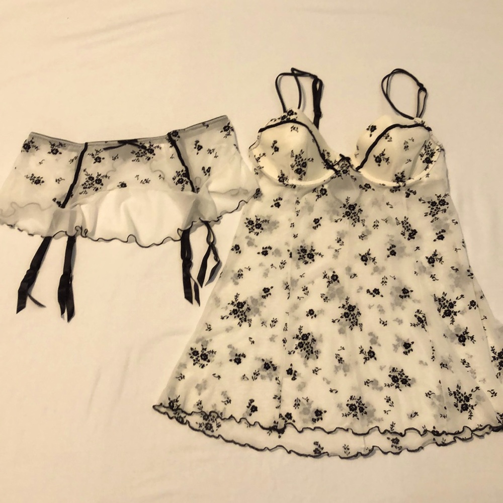 Gillian & O’Malley intimates. Woman’s lingerie. M Babydoll top, L garter belt